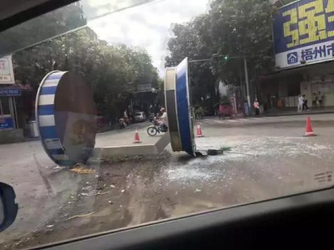 交通崗亭“橫躺”馬路上，究竟怎么回事？
